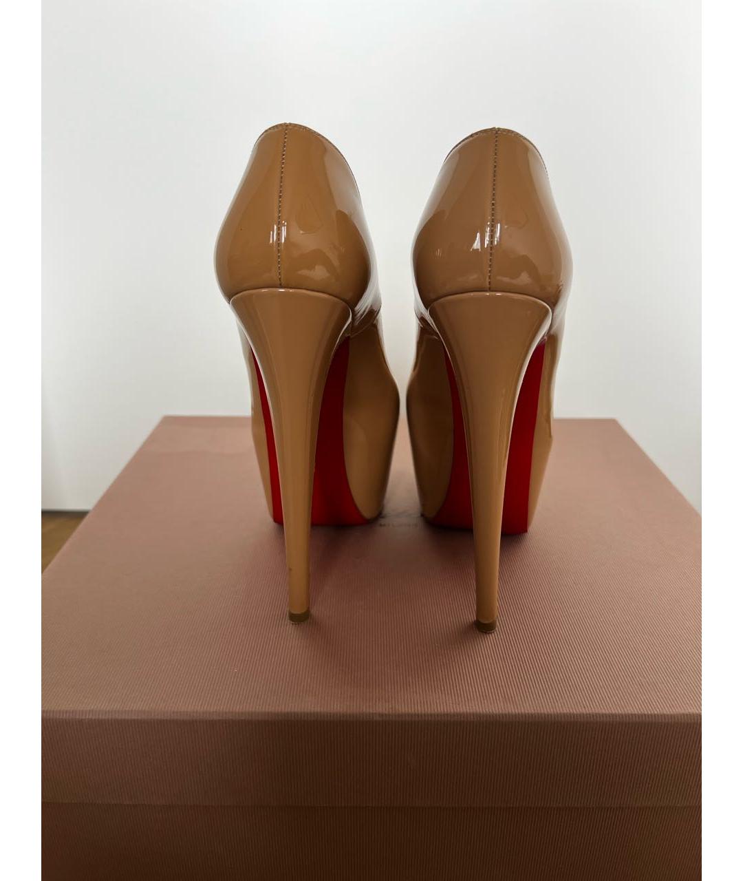 CHRISTIAN LOUBOUTIN Бежевые туфли из лакированной кожи, фото 3