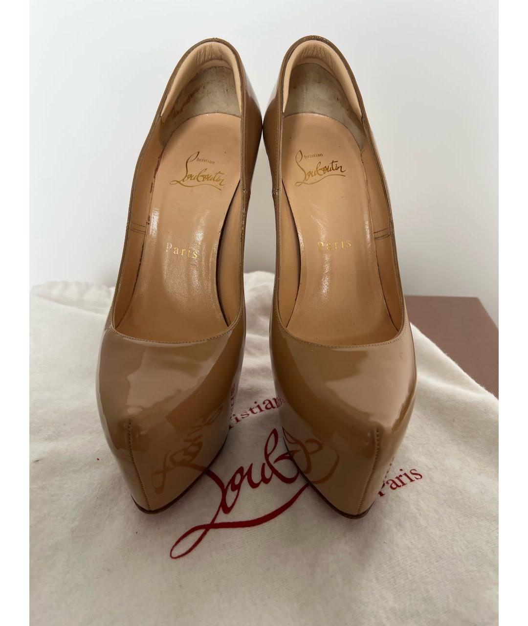 CHRISTIAN LOUBOUTIN Бежевые туфли из лакированной кожи, фото 2