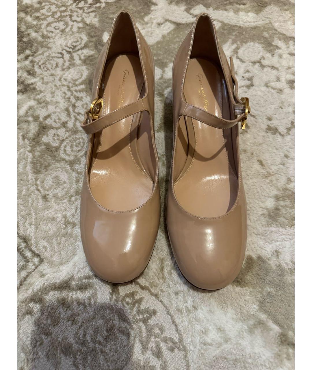 GIANVITO ROSSI Бежевые туфли из лакированной кожи, фото 2