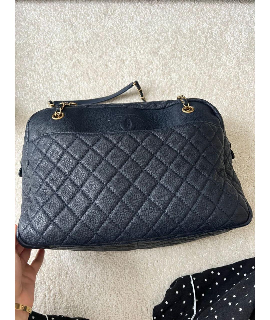 CHANEL Темно-синяя кожаная сумка с короткими ручками, фото 2