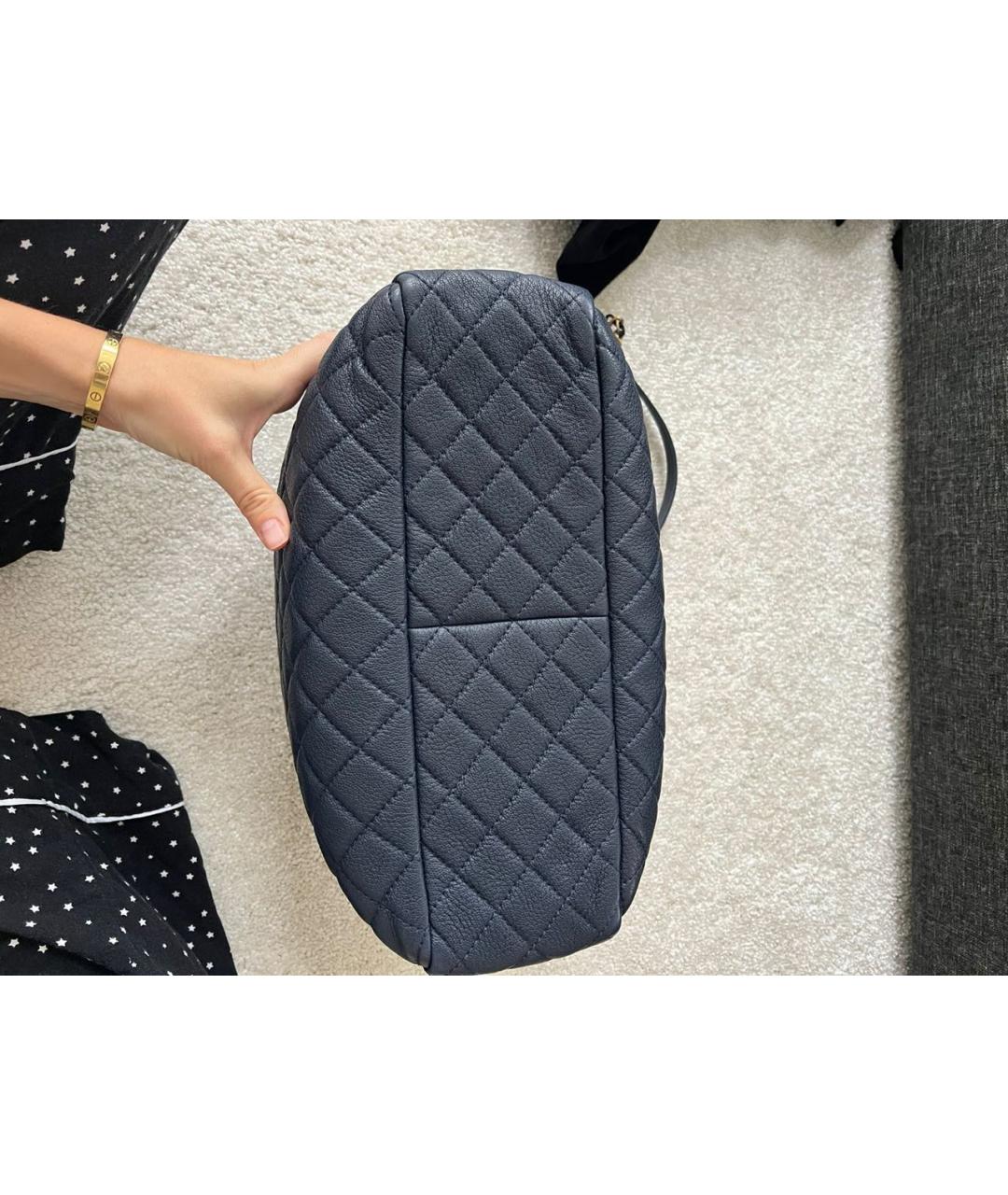 CHANEL Темно-синяя кожаная сумка с короткими ручками, фото 5