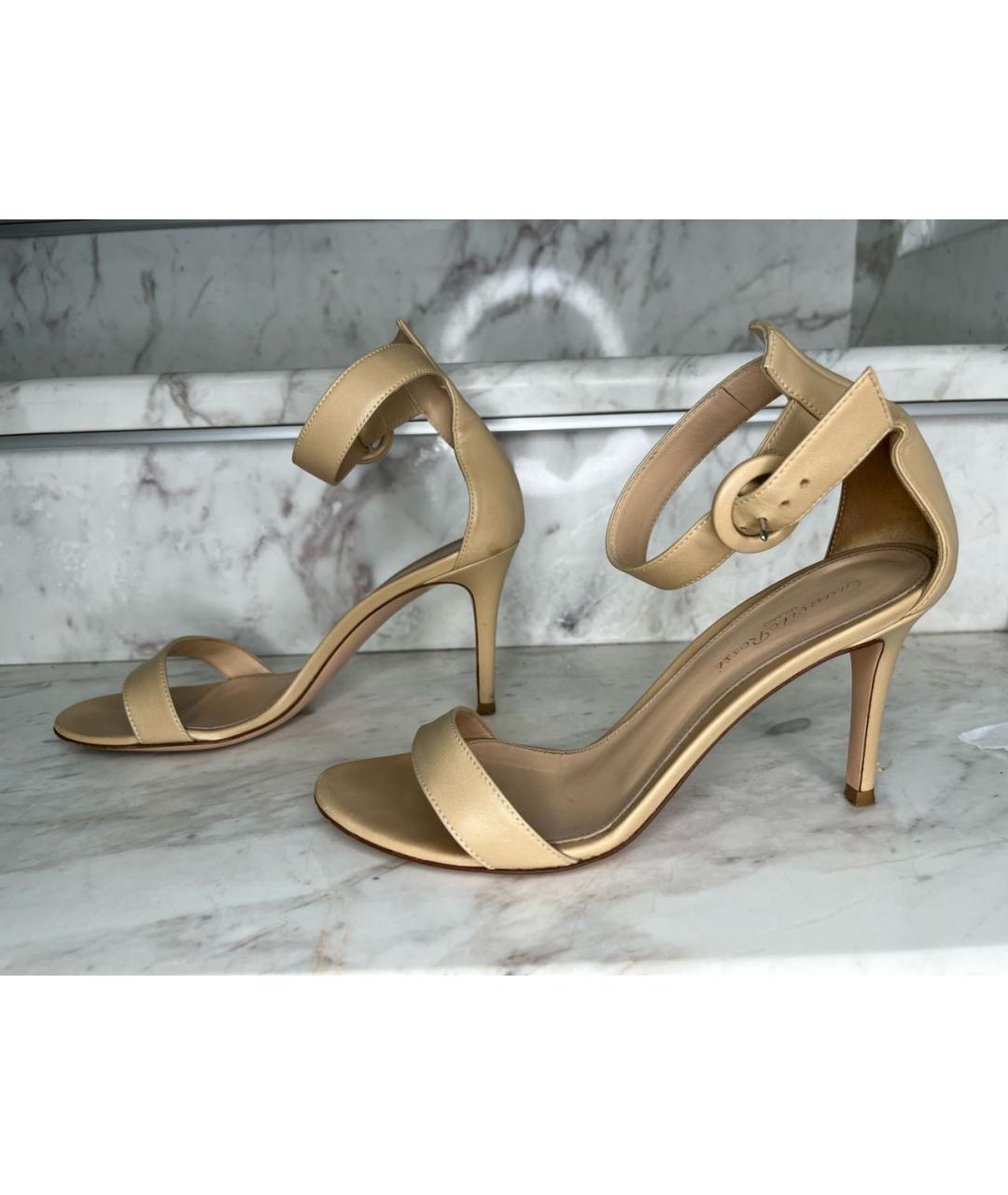 GIANVITO ROSSI Бежевые кожаные босоножки, фото 9