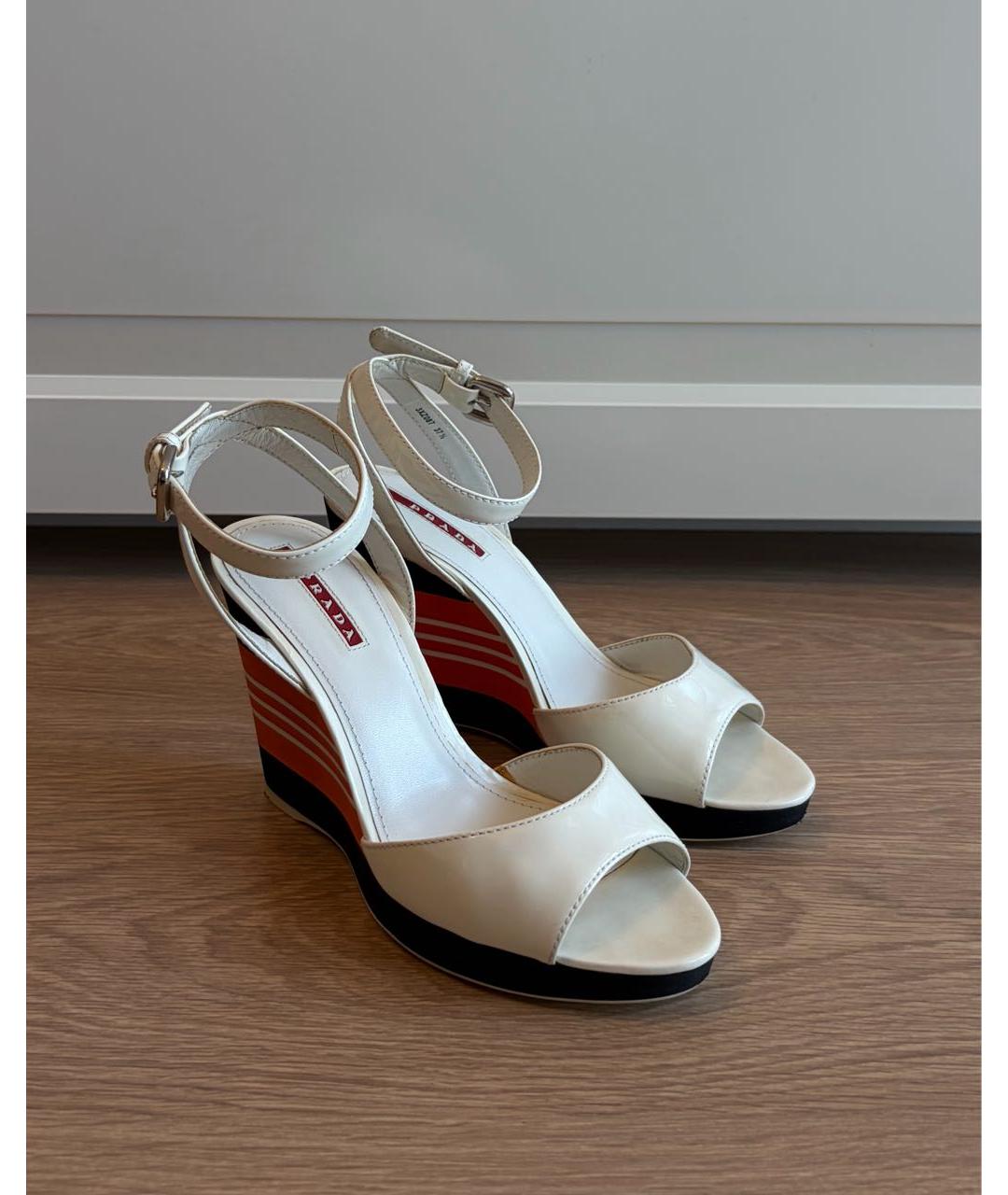 PRADA Мульти босоножки из лакированной кожи, фото 2