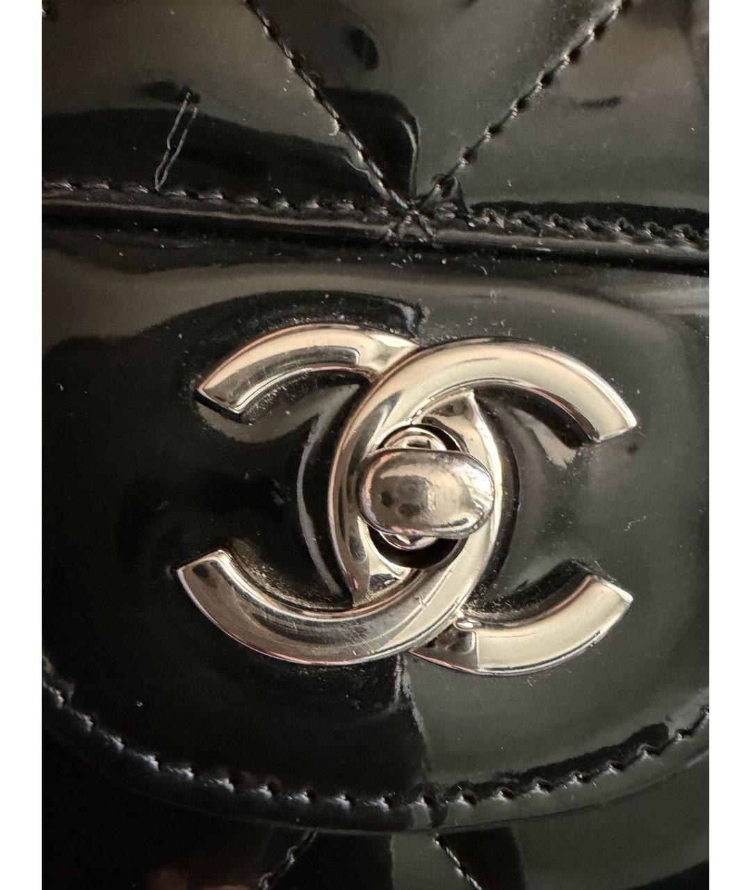 CHANEL Черная сумка через плечо из лакированной кожи, фото 5