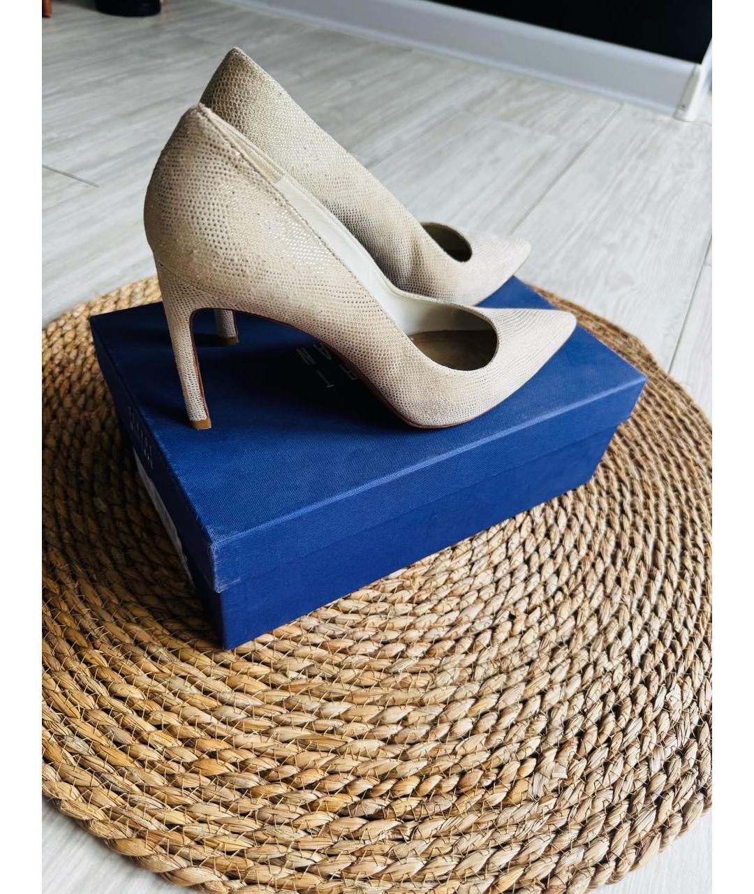 STUART WEITZMAN Бежевые замшевые туфли, фото 5