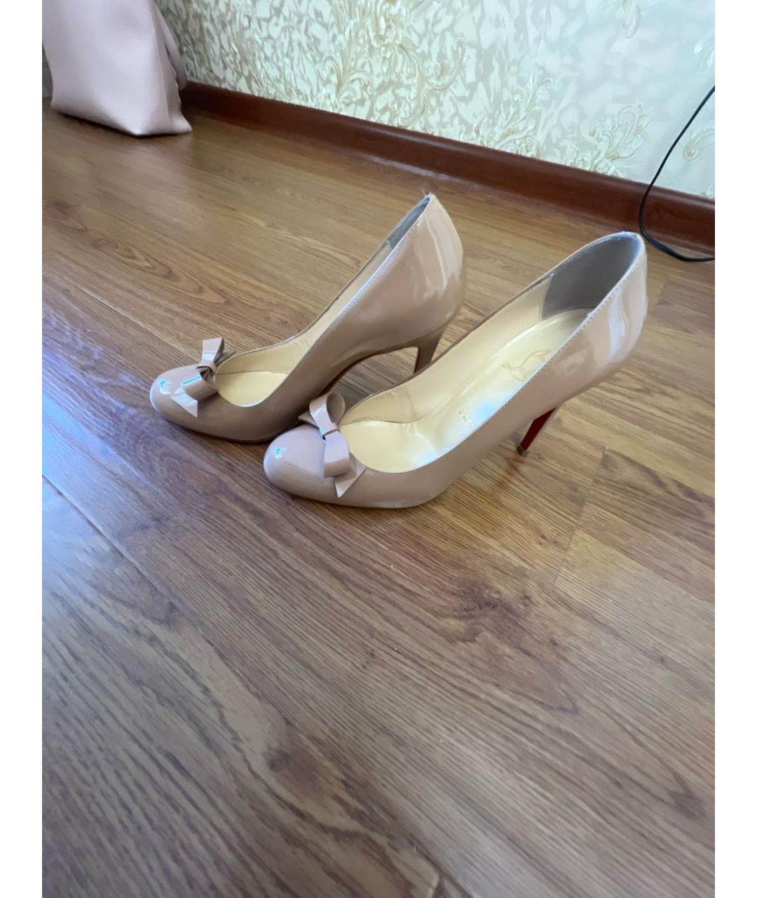 CHRISTIAN LOUBOUTIN Бежевые туфли из лакированной кожи, фото 3