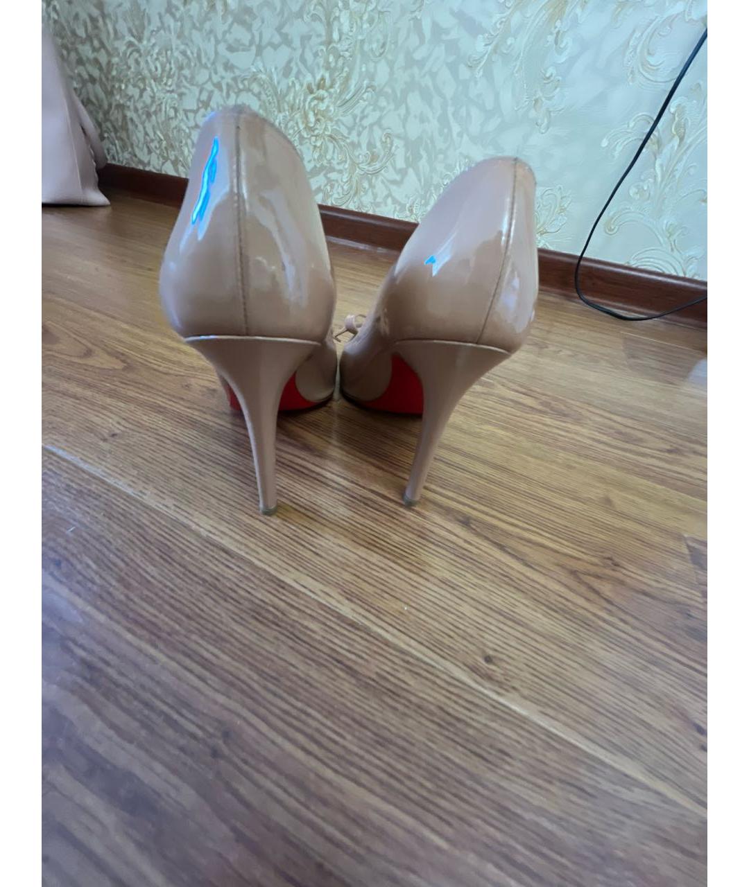 CHRISTIAN LOUBOUTIN Бежевые туфли из лакированной кожи, фото 4