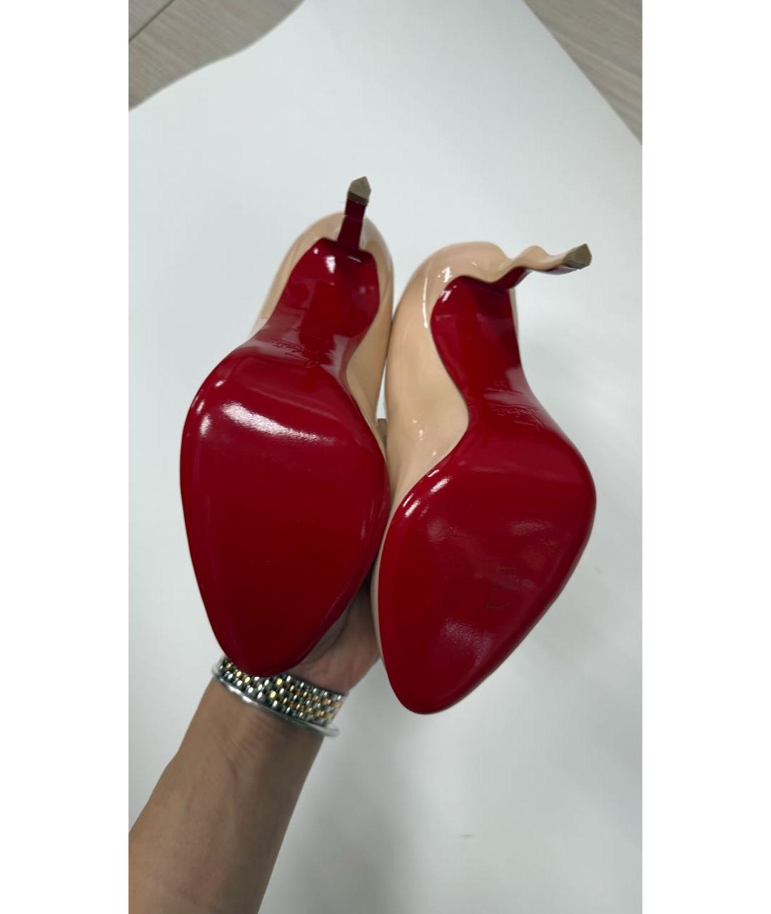 CHRISTIAN LOUBOUTIN Бежевые туфли из лакированной кожи, фото 5