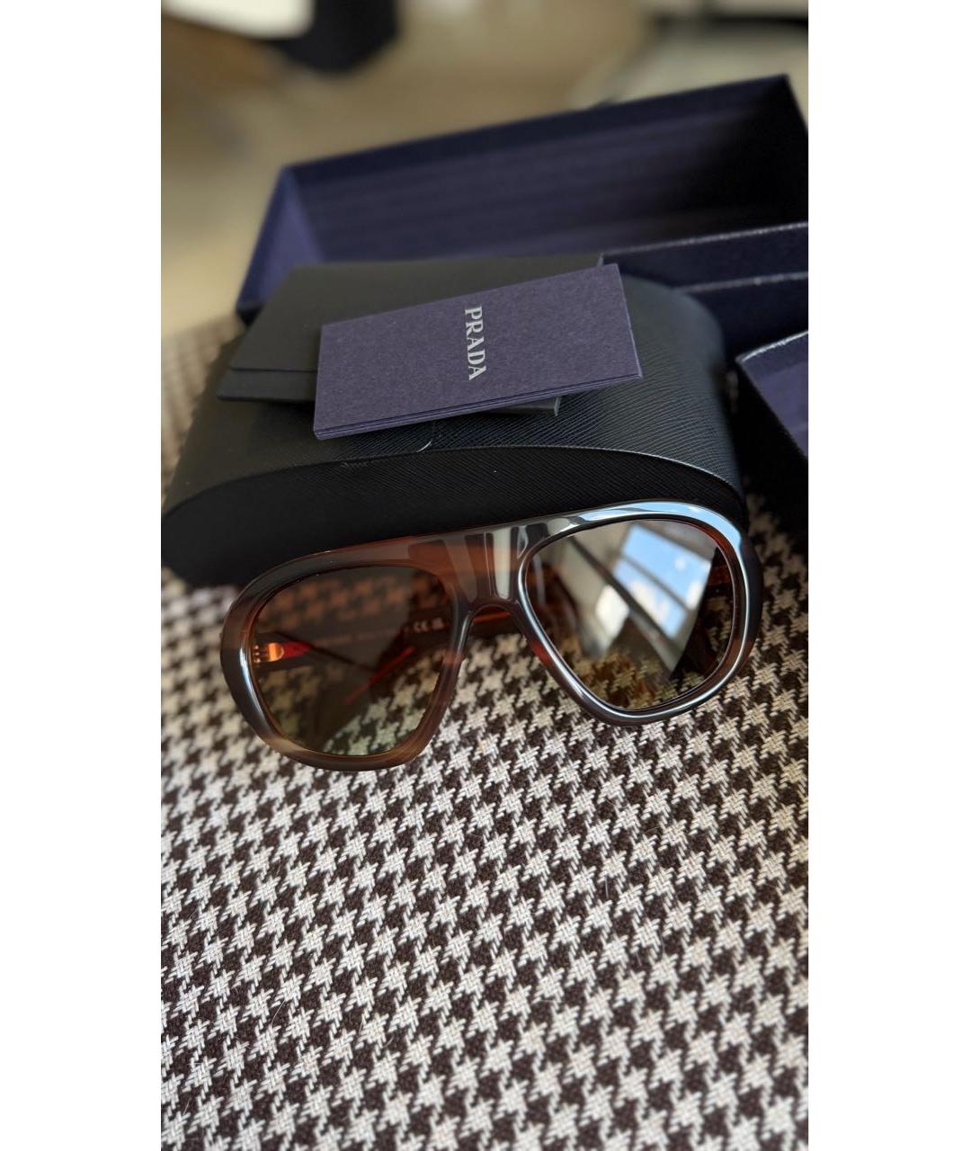 PRADA Коричневые пластиковые солнцезащитные очки, фото 2