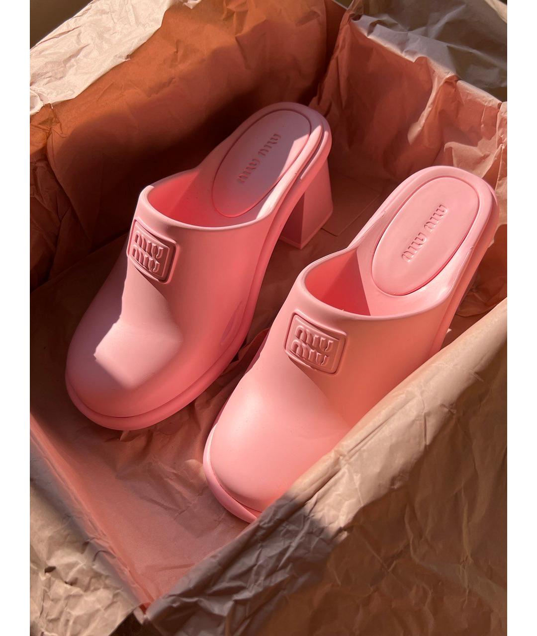 MIU MIU Розовые резиновые мюли, фото 3