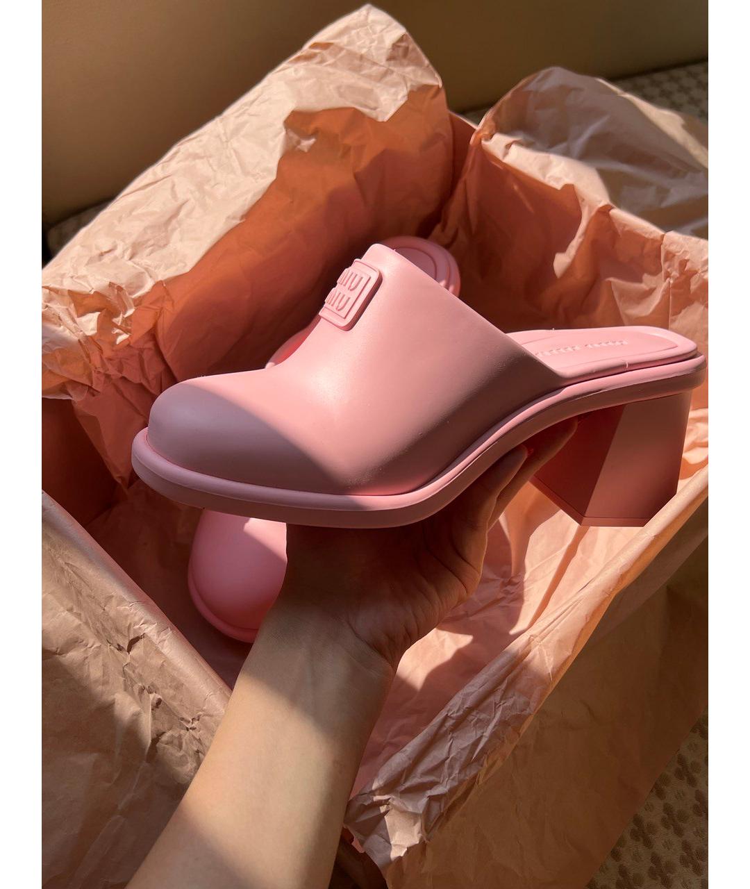 MIU MIU Розовые резиновые мюли, фото 4