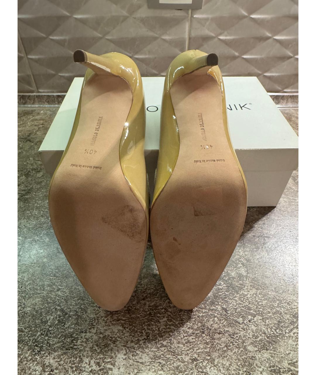 MANOLO BLAHNIK Бежевые туфли из лакированной кожи, фото 4
