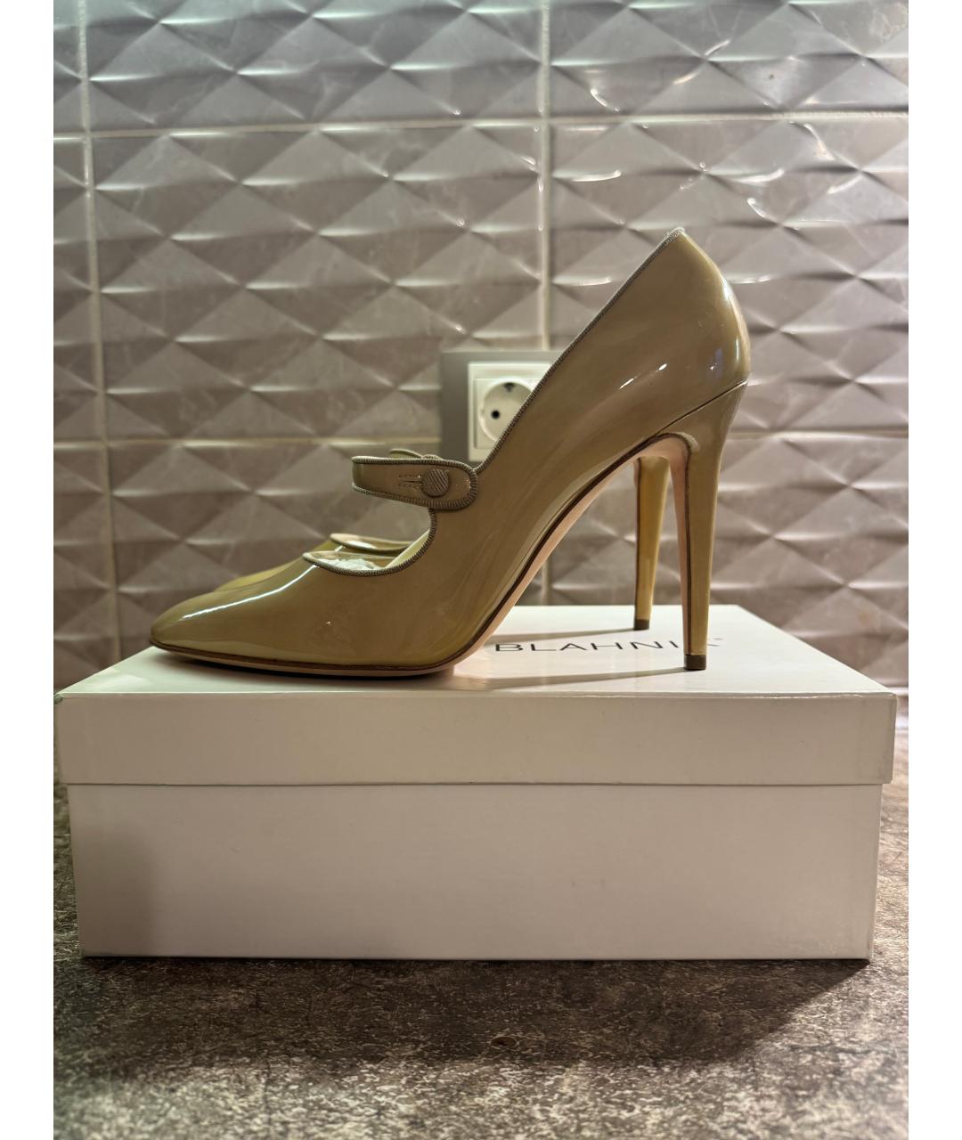 MANOLO BLAHNIK Бежевые туфли из лакированной кожи, фото 6