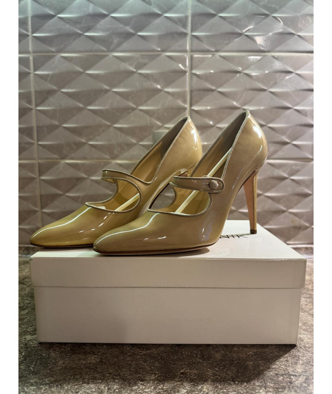 MANOLO BLAHNIK Бежевые туфли из лакированной кожи, фото 2