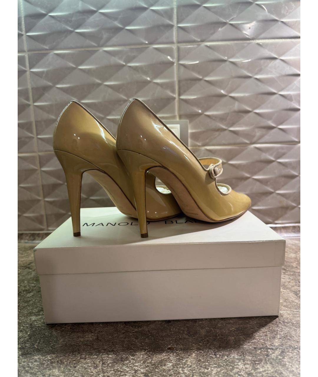 MANOLO BLAHNIK Бежевые туфли из лакированной кожи, фото 3