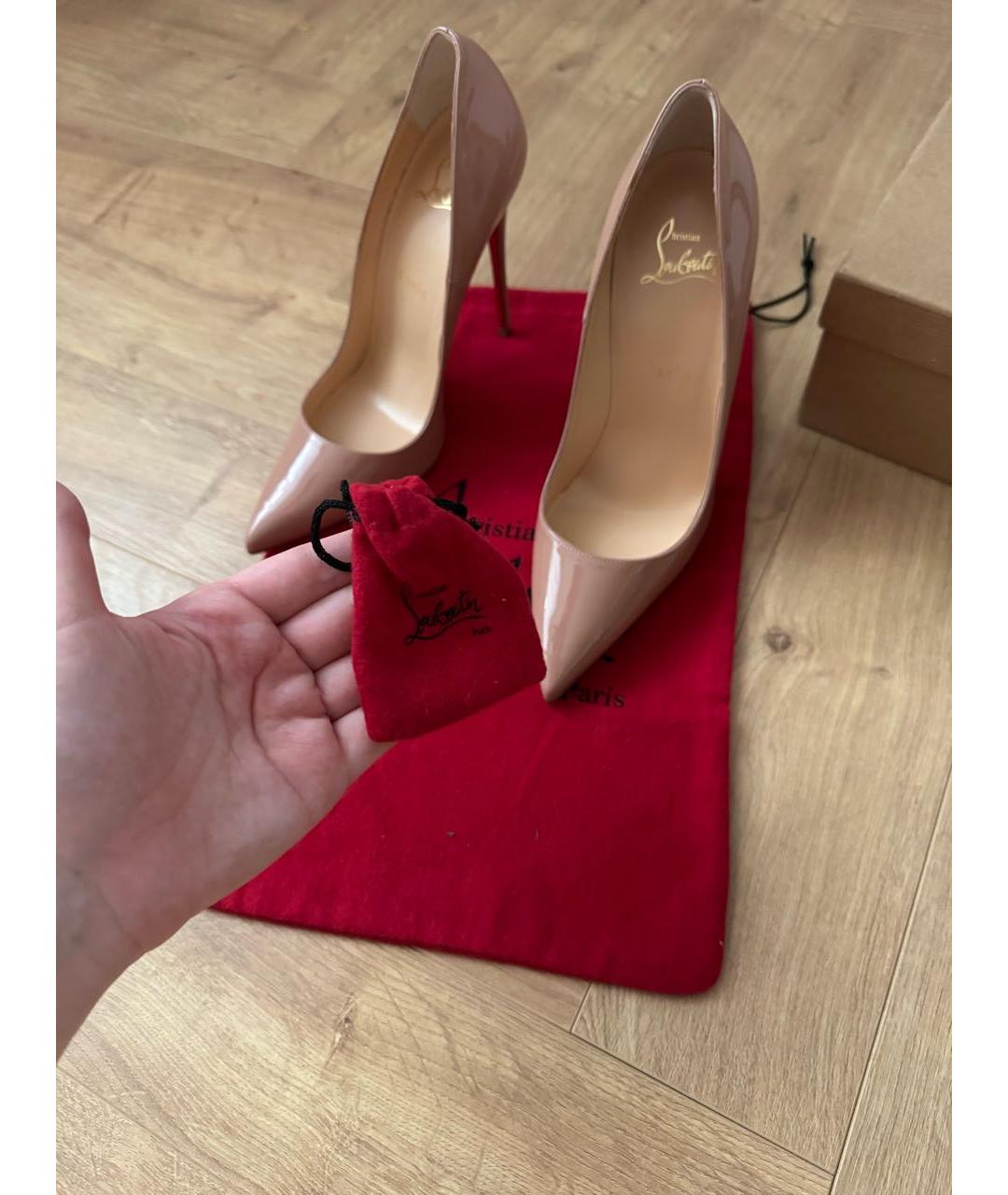 CHRISTIAN LOUBOUTIN Бежевые туфли из лакированной кожи, фото 6