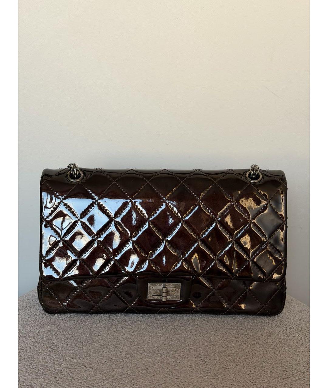 CHANEL Коричневая сумка через плечо из лакированной кожи, фото 3