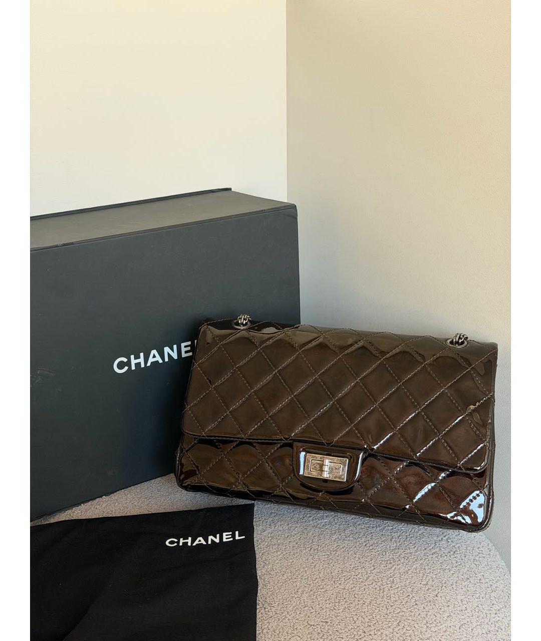 CHANEL Коричневая сумка через плечо из лакированной кожи, фото 2
