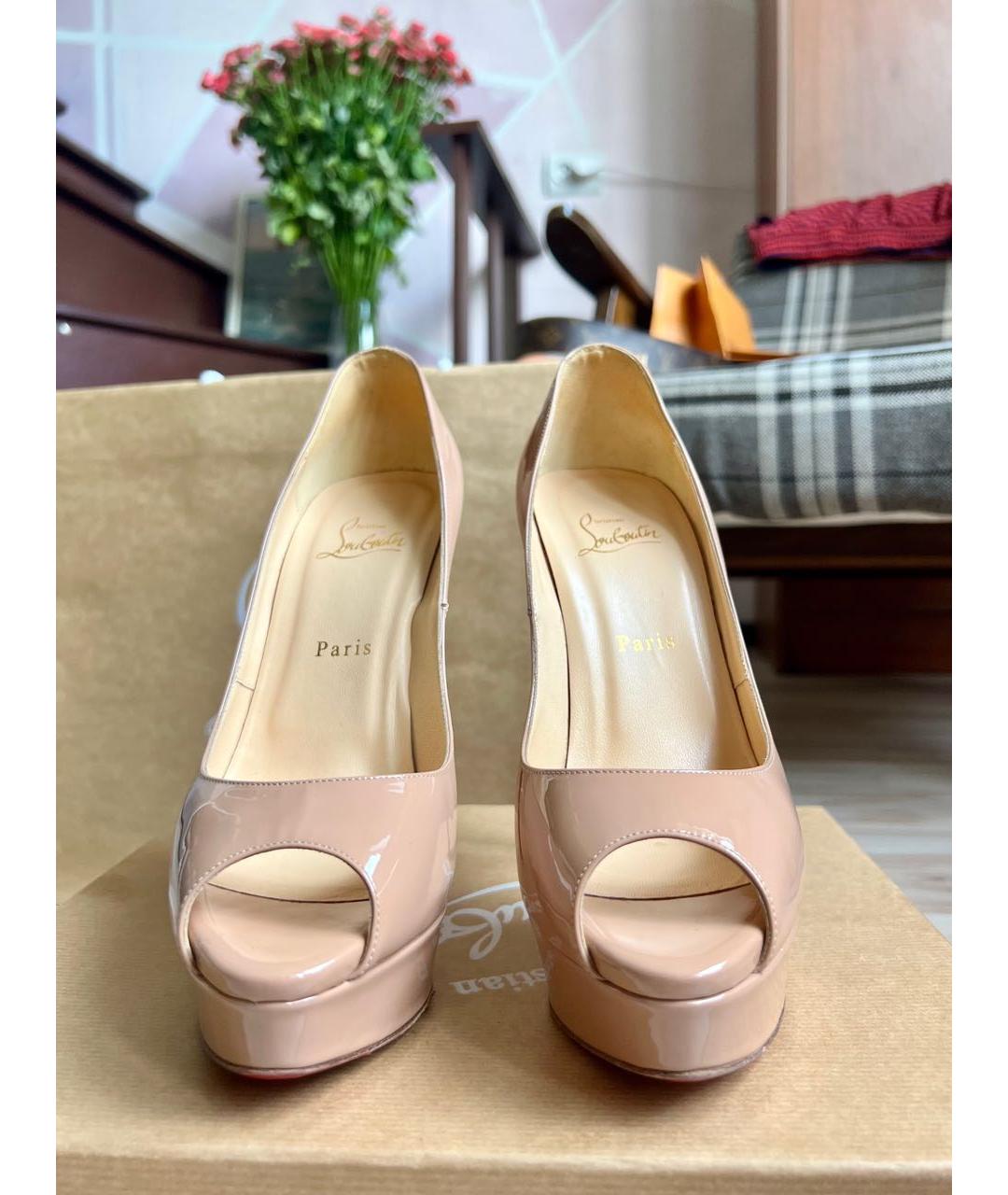 CHRISTIAN LOUBOUTIN Бежевые туфли из лакированной кожи, фото 2