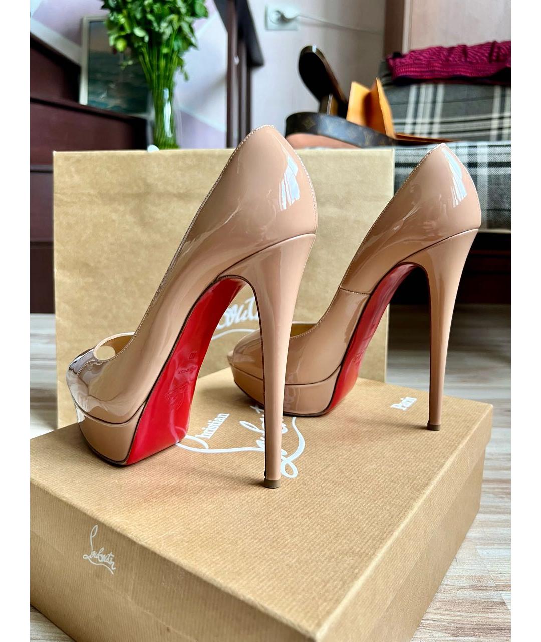 CHRISTIAN LOUBOUTIN Бежевые туфли из лакированной кожи, фото 4