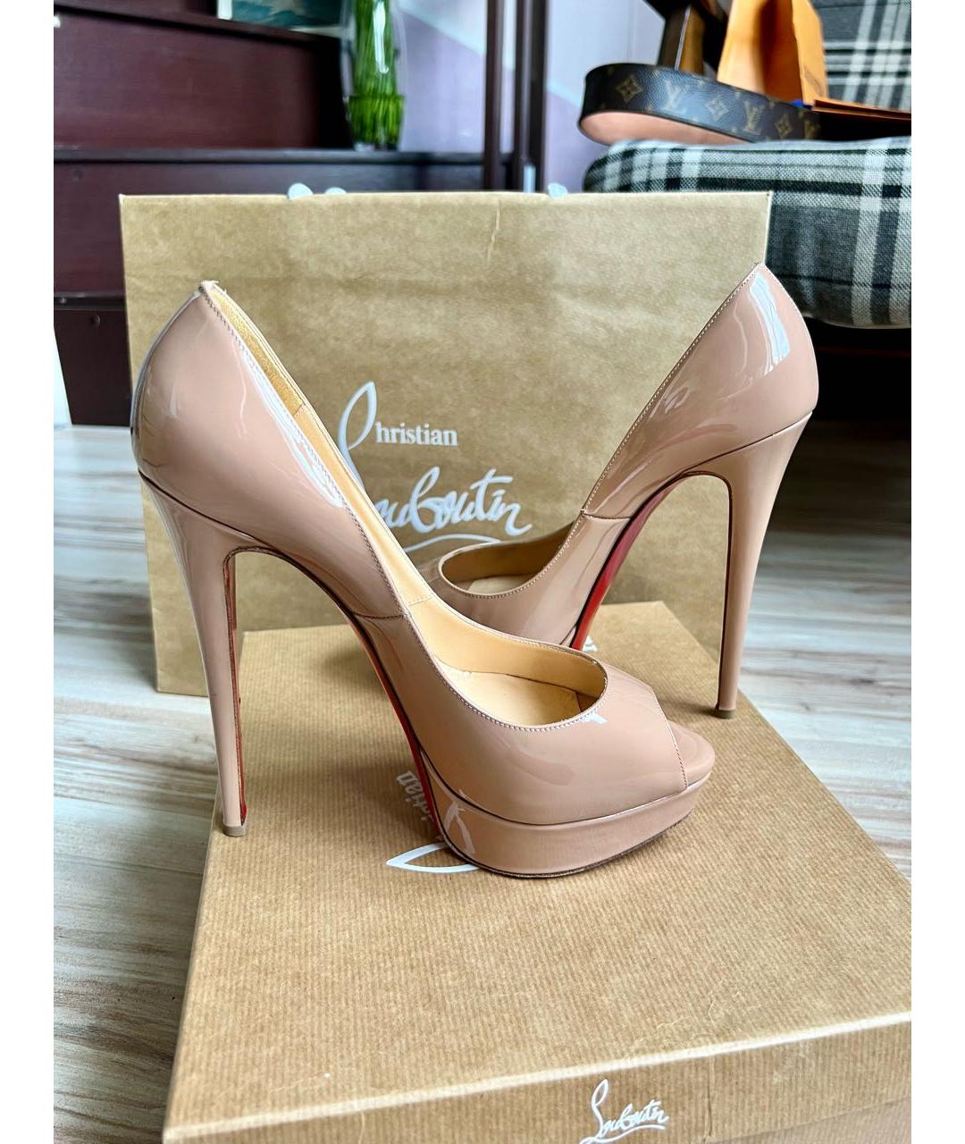 CHRISTIAN LOUBOUTIN Бежевые туфли из лакированной кожи, фото 5