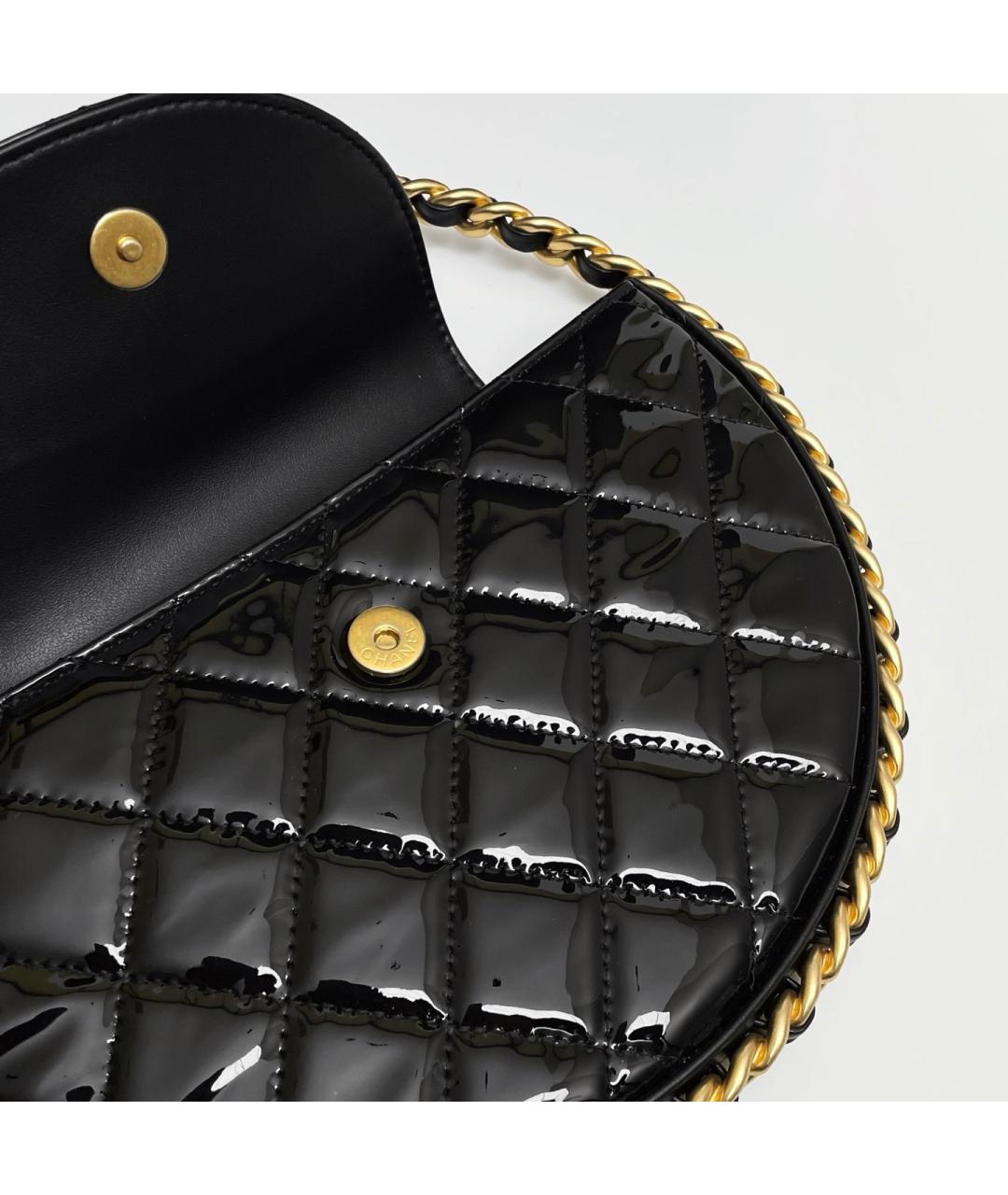 CHANEL Черная сумка с короткими ручками из лакированной кожи, фото 8