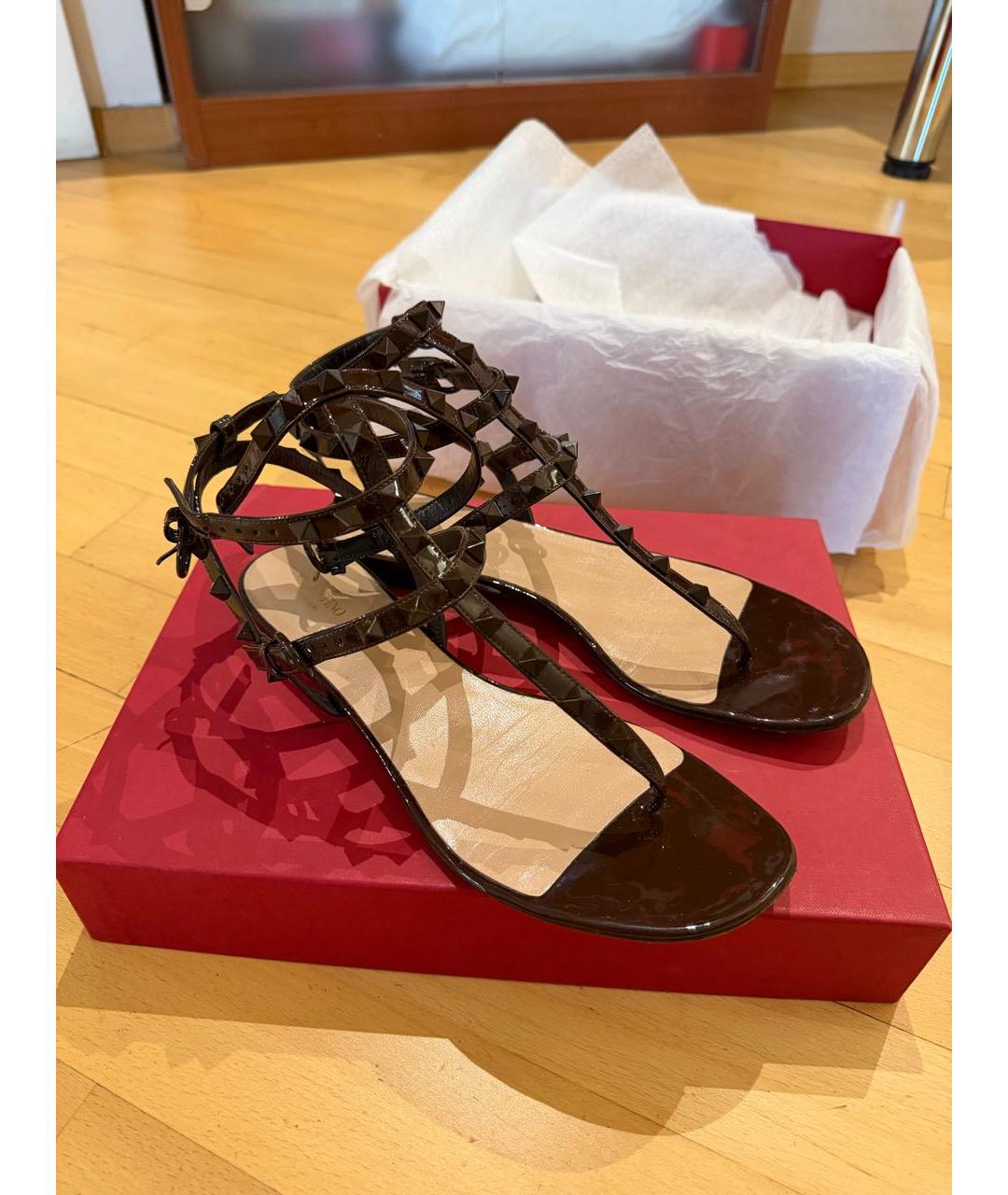 VALENTINO Коричневые сандалии из лакированной кожи, фото 3