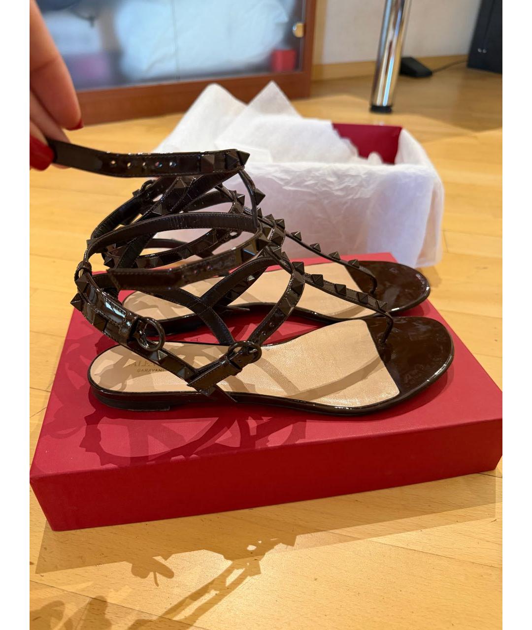 VALENTINO Коричневые сандалии из лакированной кожи, фото 4
