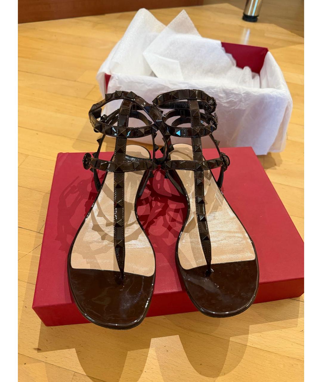 VALENTINO Коричневые сандалии из лакированной кожи, фото 2