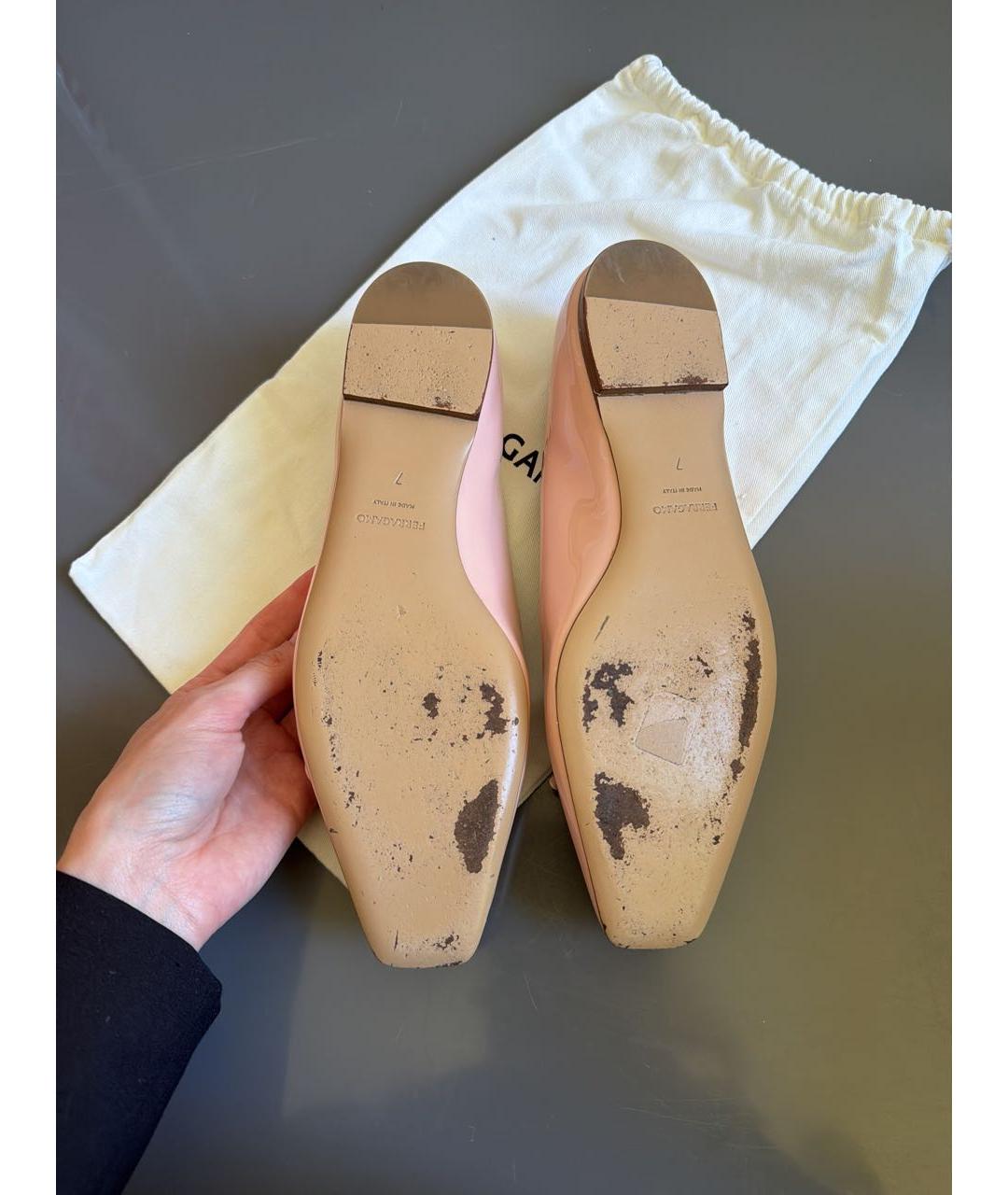 FERRAGAMO Коралловые балетки из лакированной кожи, фото 5