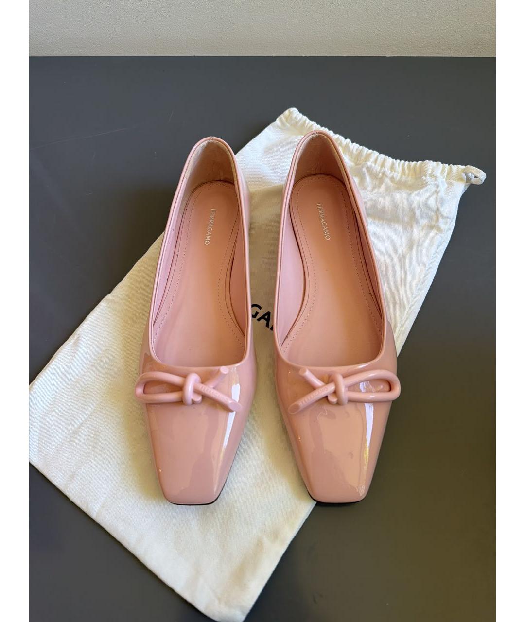 FERRAGAMO Коралловые балетки из лакированной кожи, фото 2