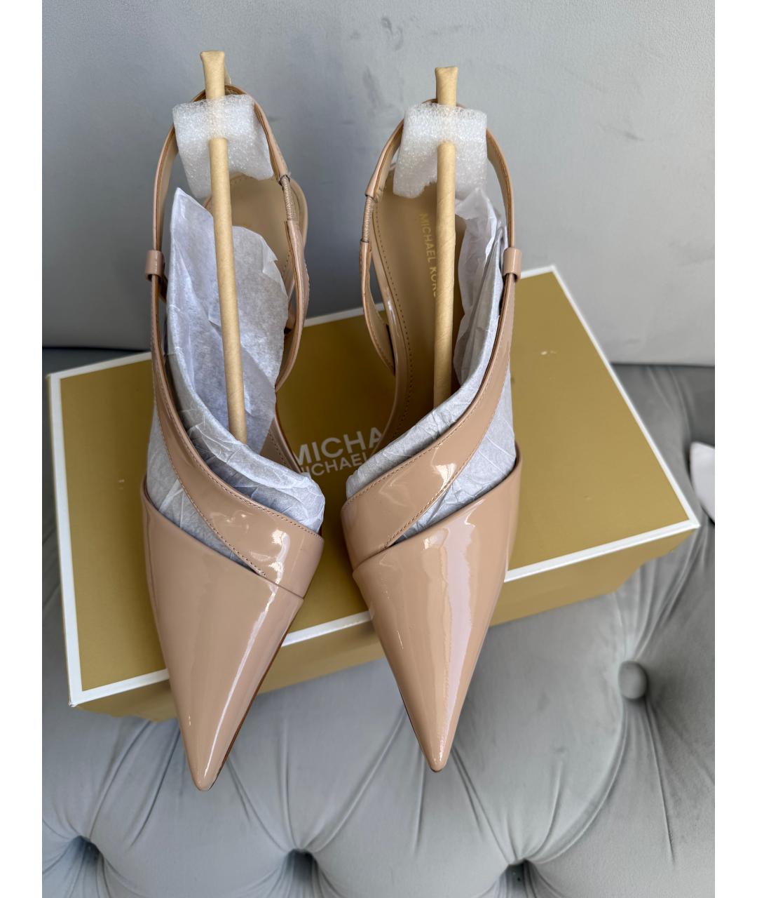 MICHAEL KORS Бежевые туфли из лакированной кожи, фото 9