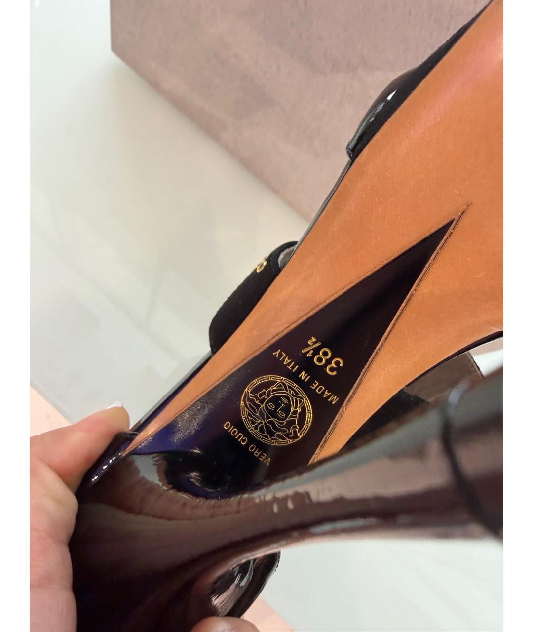 VERSACE Черные босоножки из лакированной кожи, фото 2