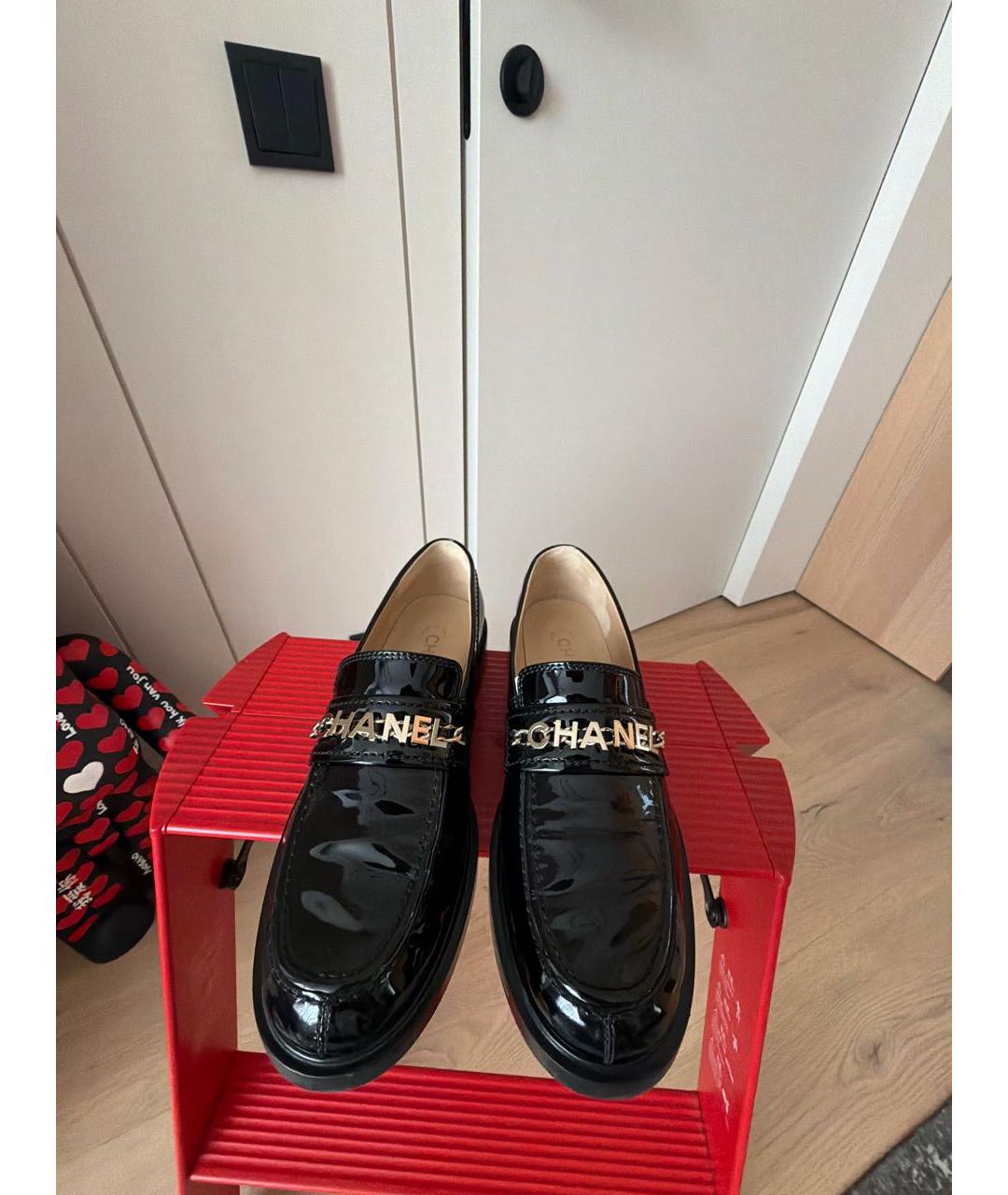 CHANEL Черные лоферы из лакированной кожи, фото 2