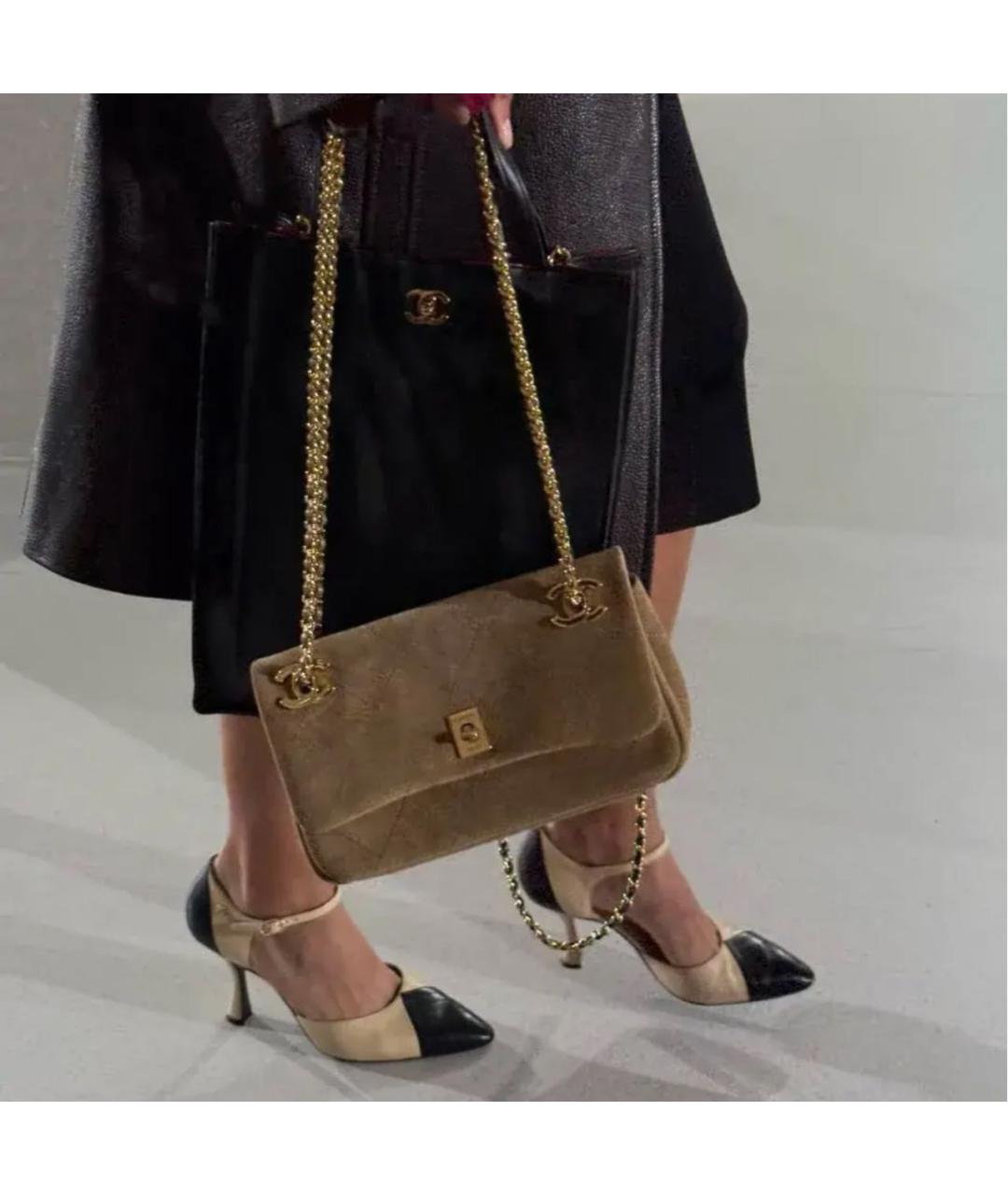 CHANEL Бежевая замшевая сумка через плечо, фото 3