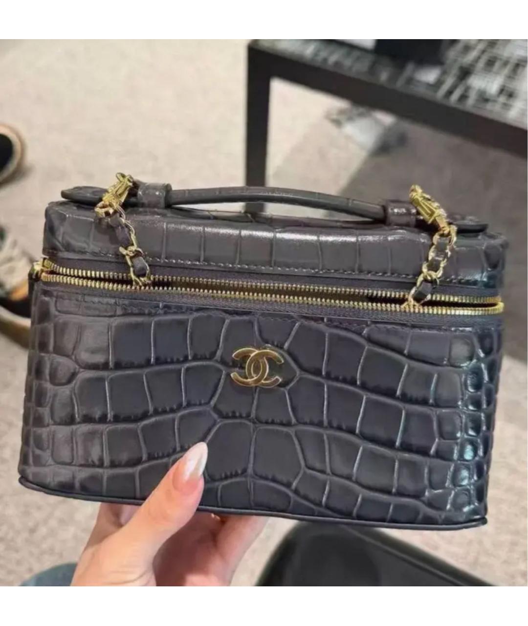 CHANEL Серая сумка с короткими ручками из лакированной кожи, фото 2