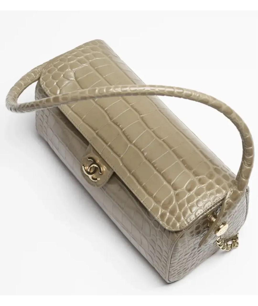 CHANEL Бежевая сумка с короткими ручками из лакированной кожи, фото 4