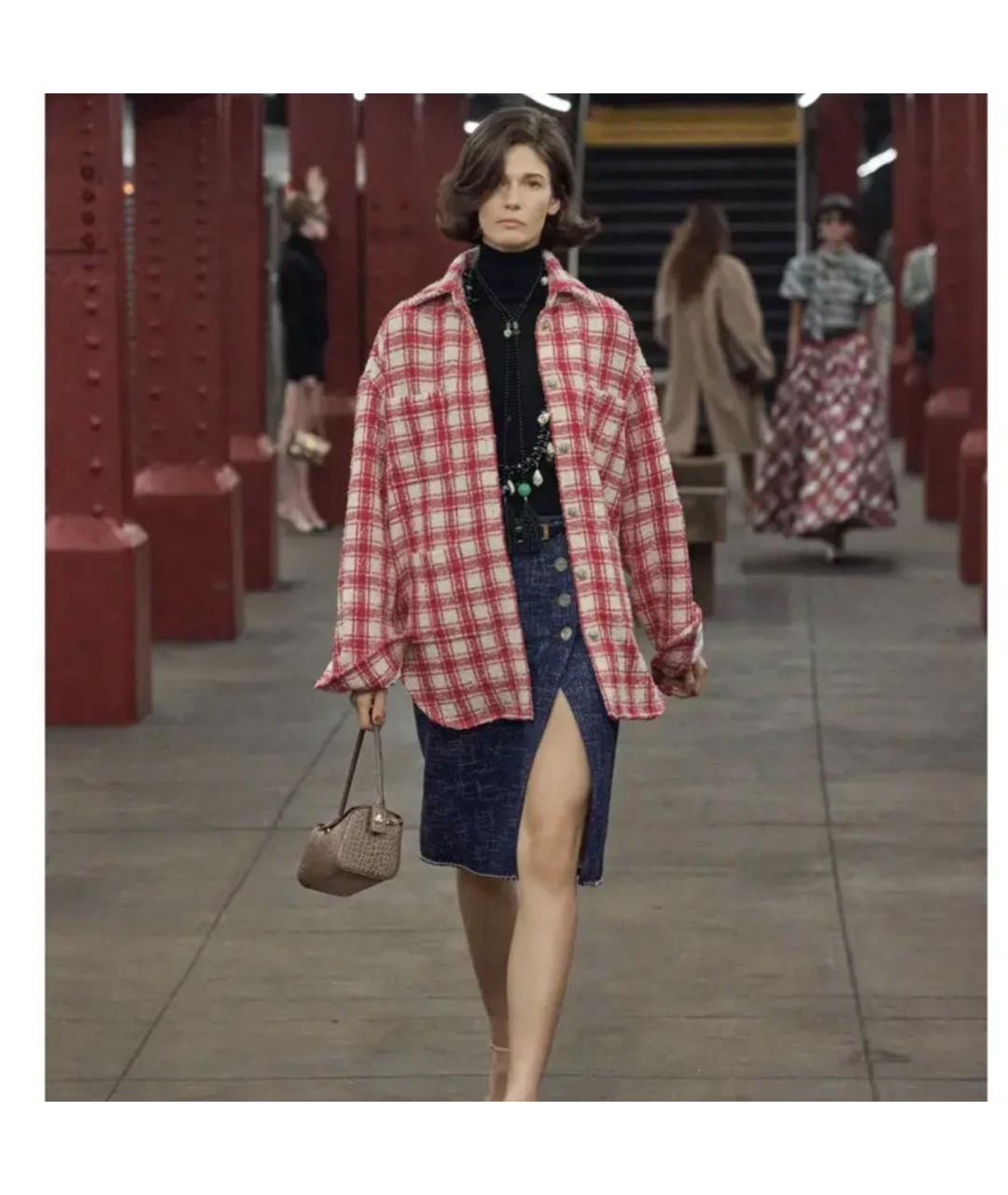 CHANEL Бежевая сумка с короткими ручками из лакированной кожи, фото 5