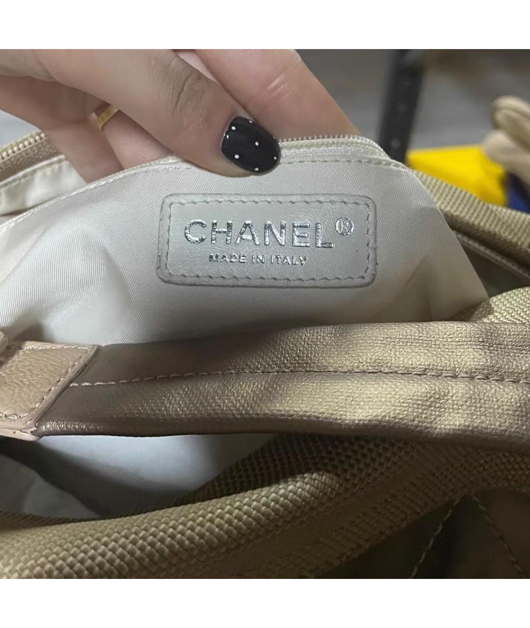 CHANEL Золотая кожаная сумка с короткими ручками, фото 5