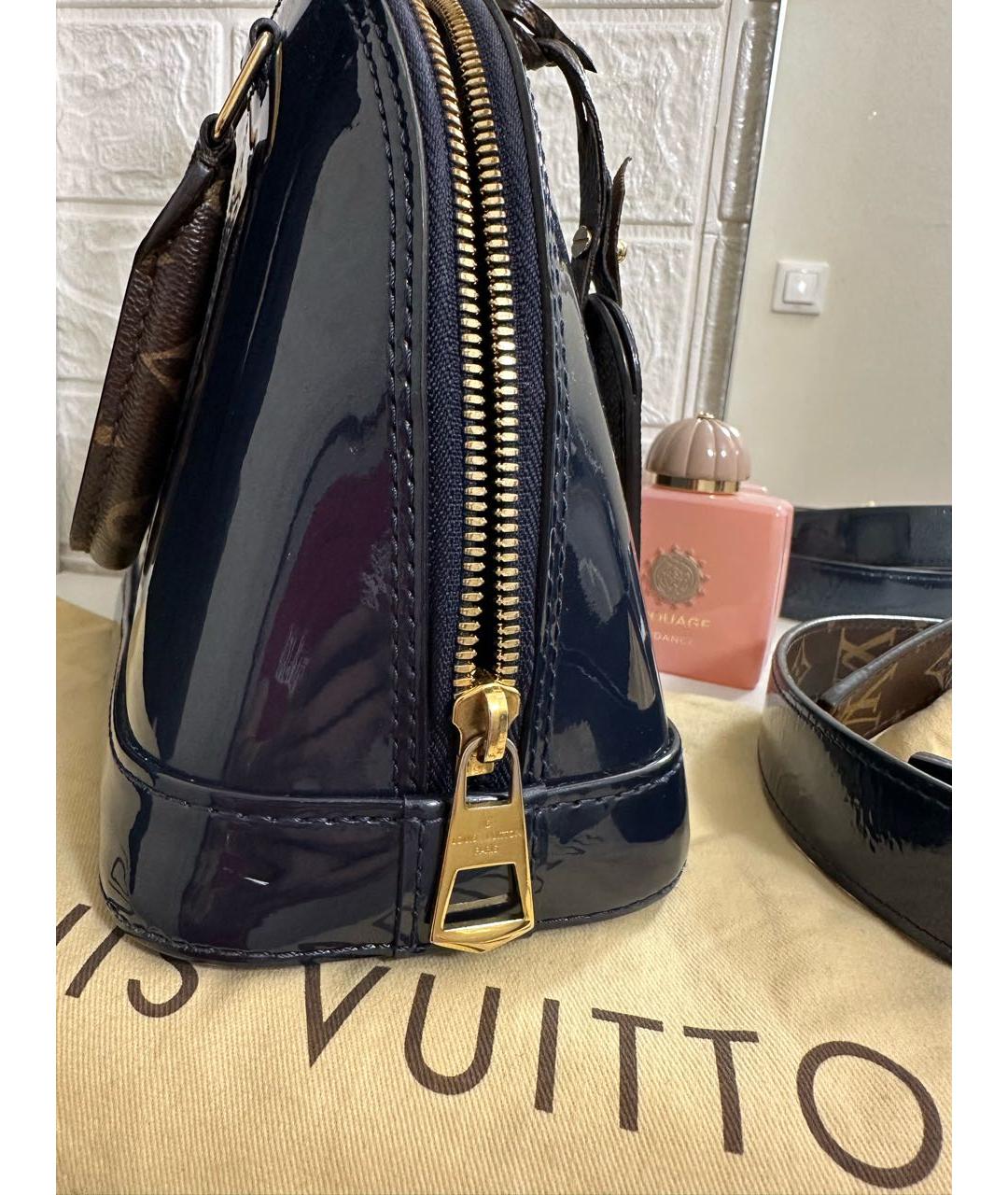 LOUIS VUITTON Темно-синяя сумка с короткими ручками из лакированной кожи, фото 6