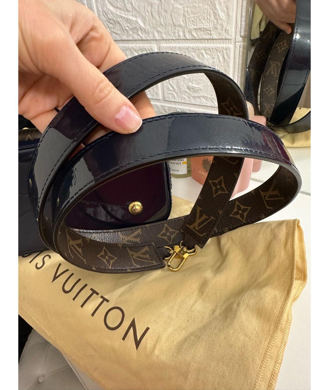 LOUIS VUITTON Темно-синяя сумка с короткими ручками из лакированной кожи, фото 5
