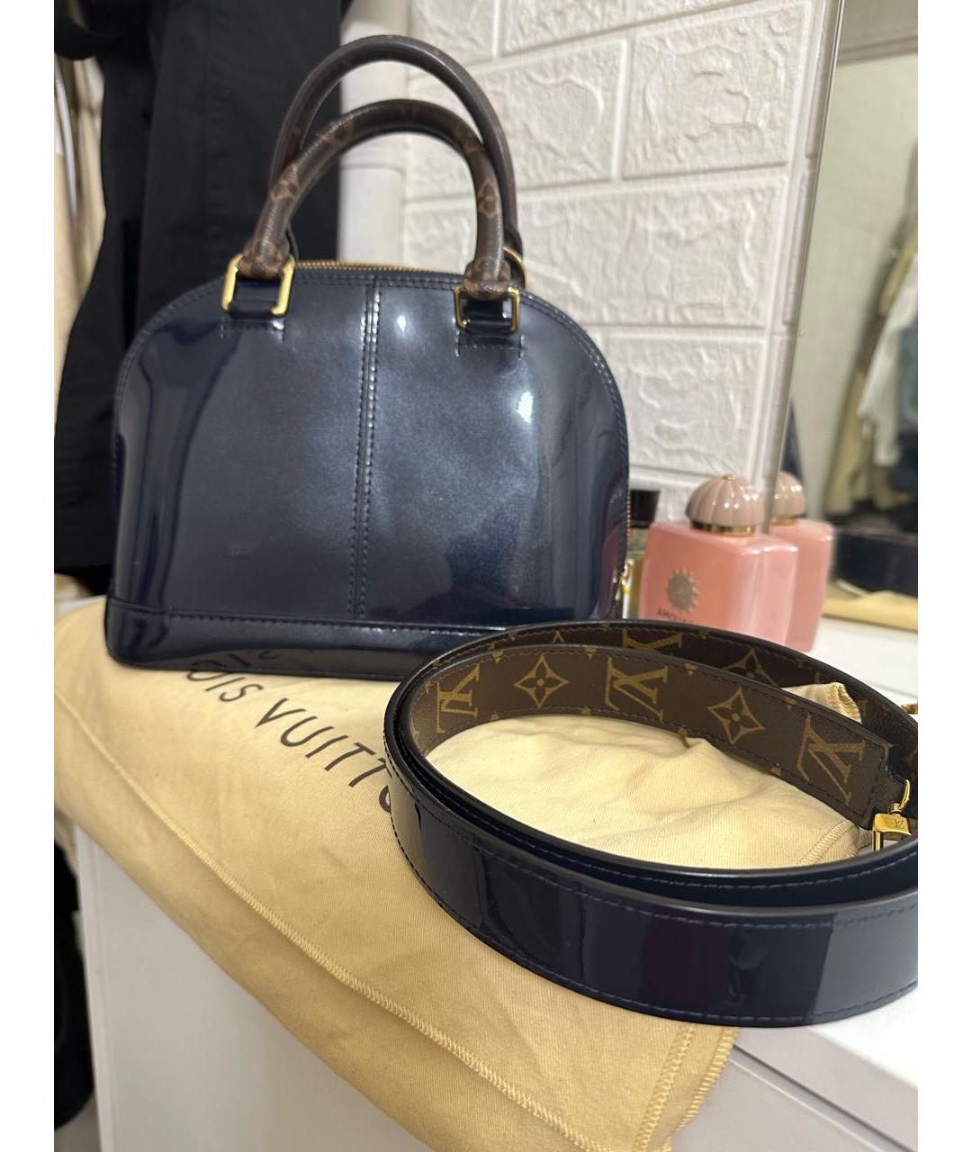 LOUIS VUITTON Темно-синяя сумка с короткими ручками из лакированной кожи, фото 3