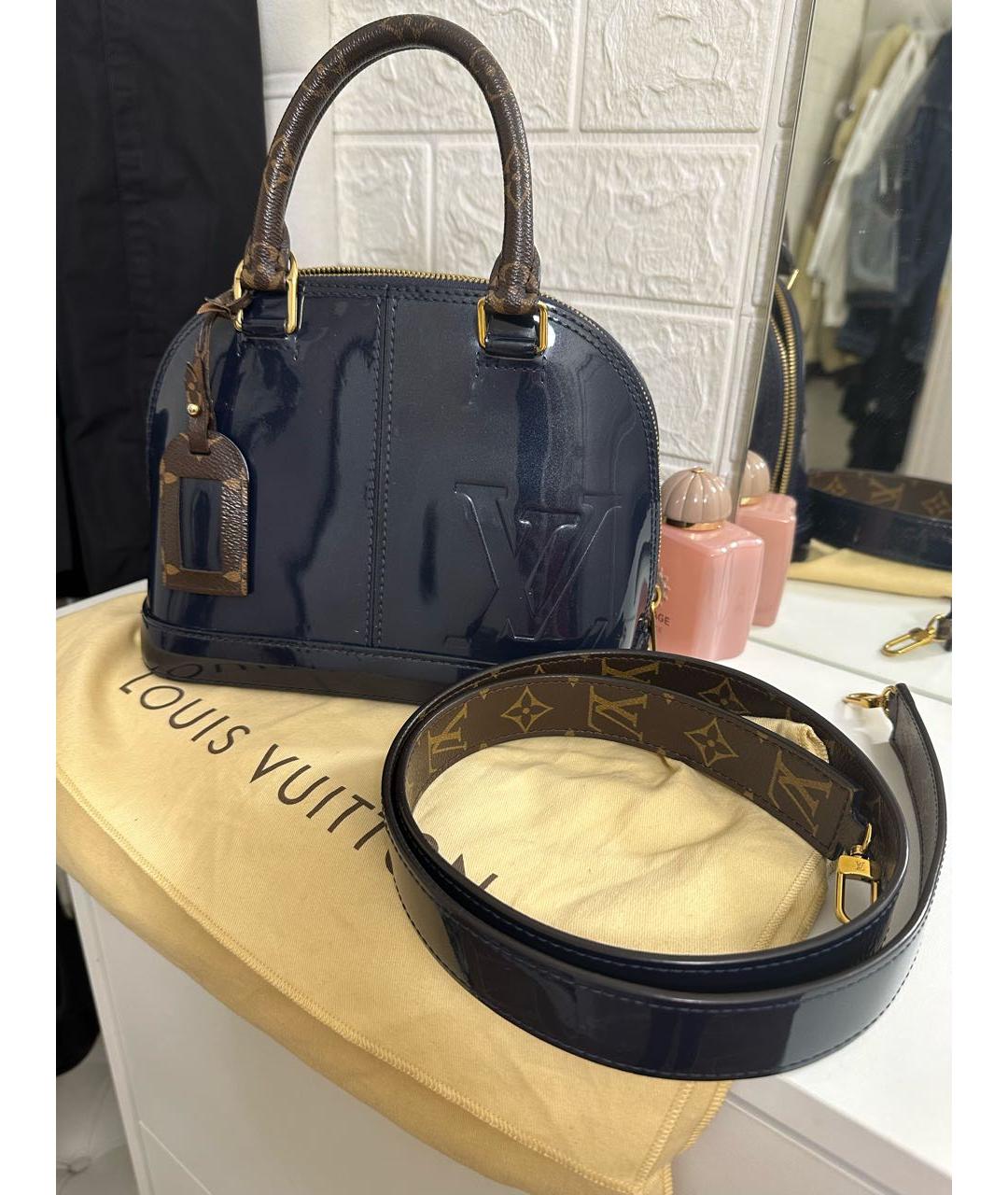 LOUIS VUITTON Темно-синяя сумка с короткими ручками из лакированной кожи, фото 2