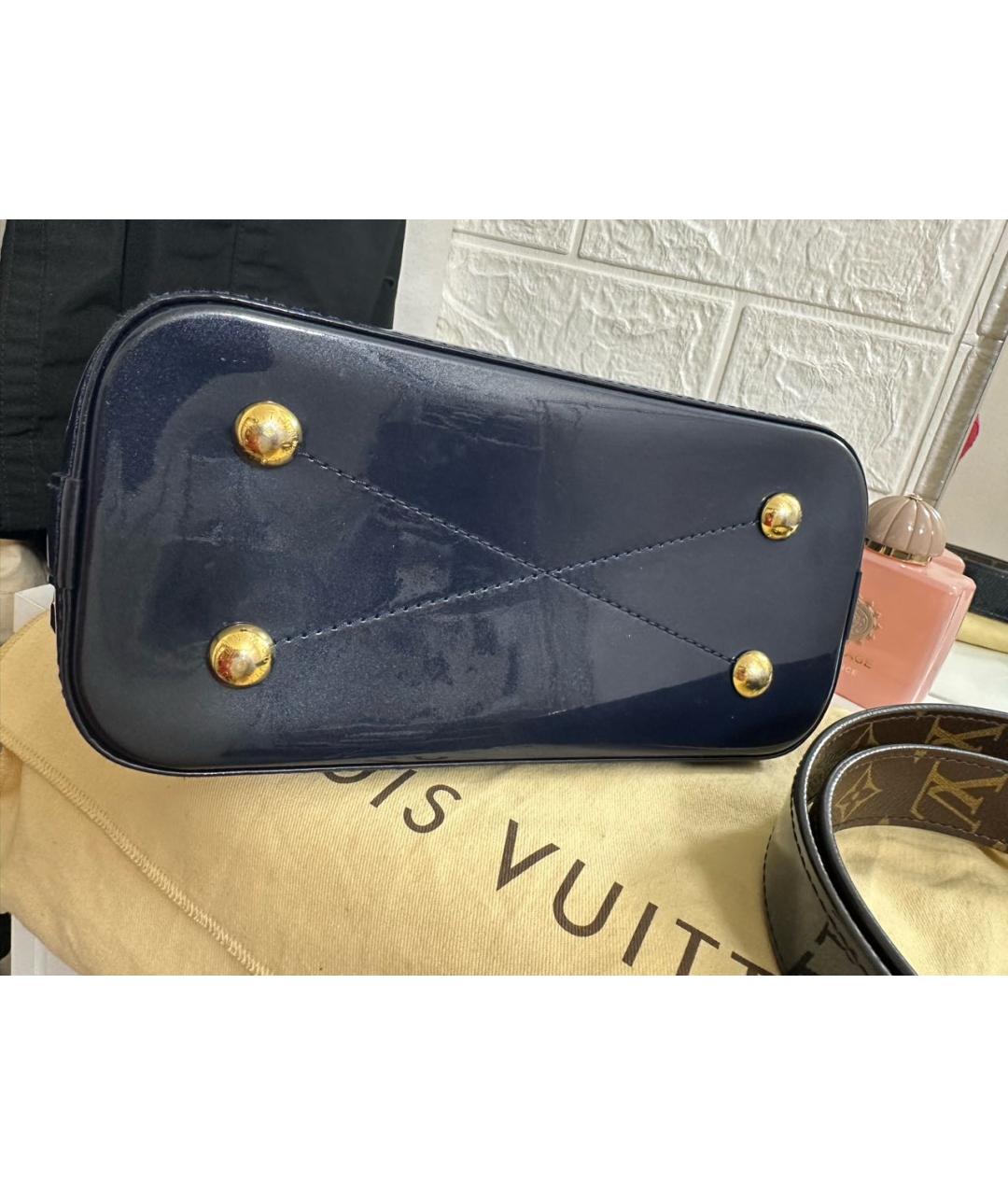 LOUIS VUITTON Темно-синяя сумка с короткими ручками из лакированной кожи, фото 4