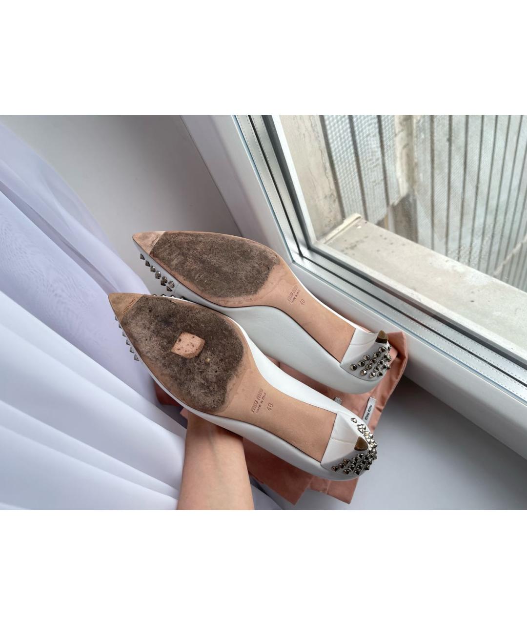 MIU MIU Белые кожаные лодочки на низком каблуке, фото 6