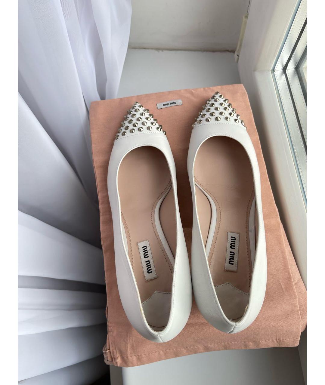MIU MIU Белые кожаные лодочки на низком каблуке, фото 3