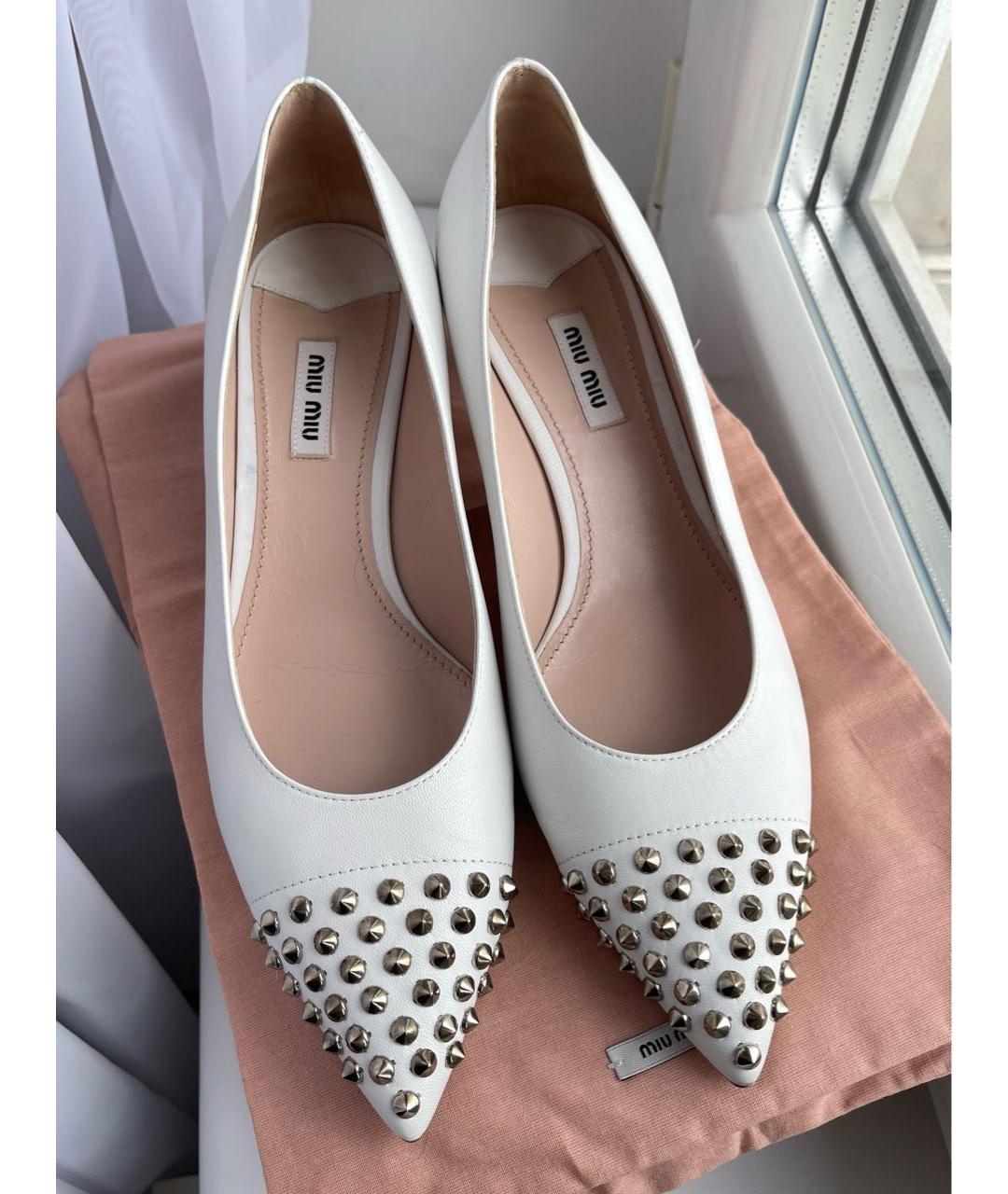 MIU MIU Белые кожаные лодочки на низком каблуке, фото 2