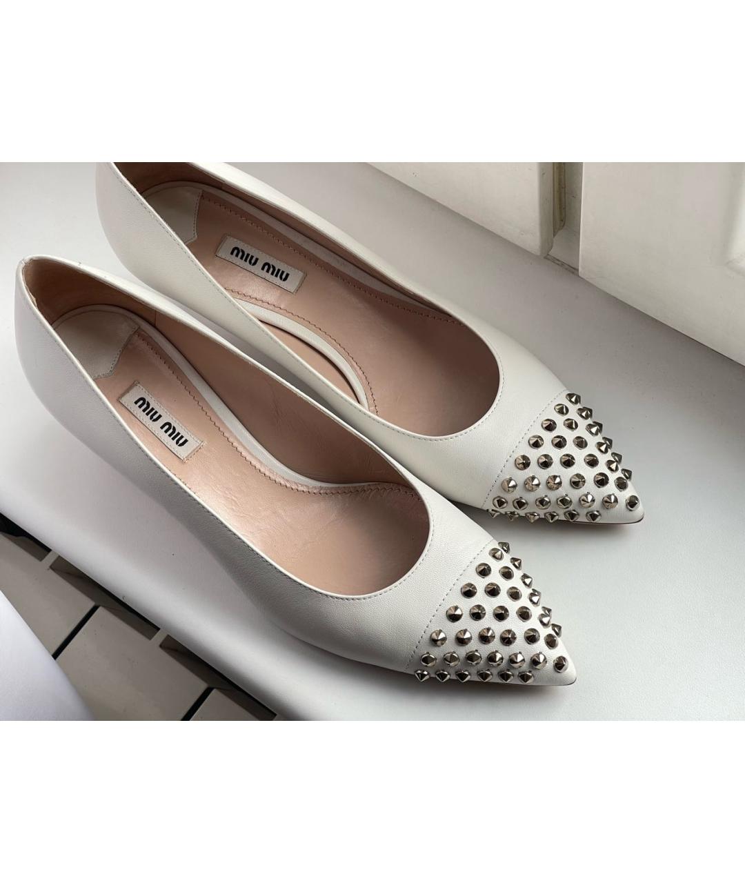 MIU MIU Белые кожаные лодочки на низком каблуке, фото 5