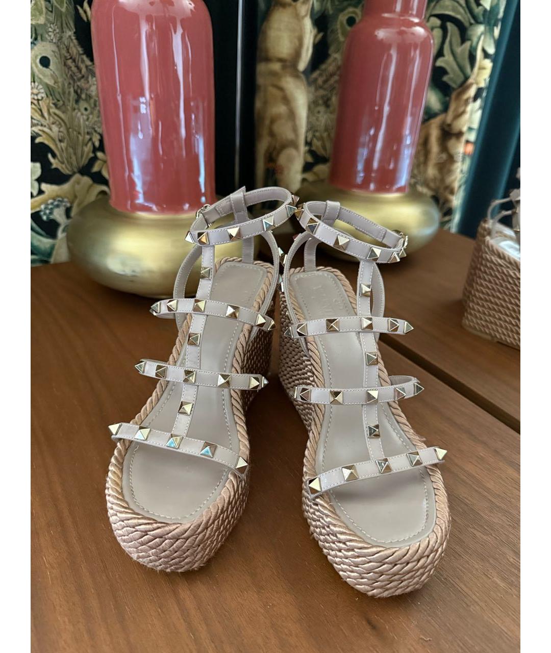 VALENTINO Бежевые кожаные босоножки, фото 2