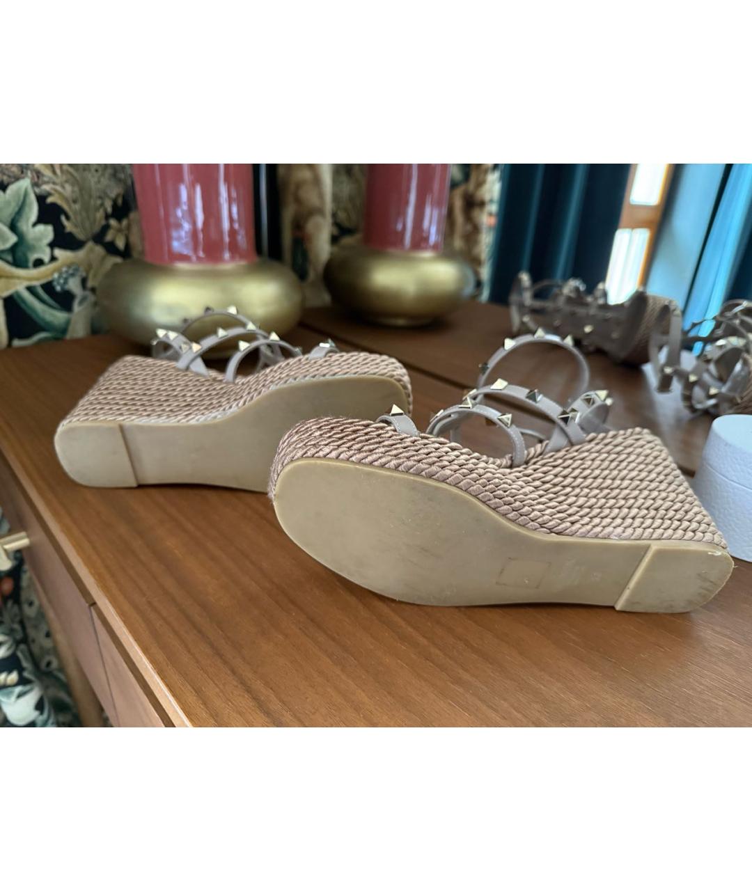 VALENTINO Бежевые кожаные босоножки, фото 4